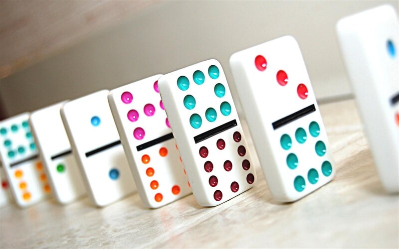 Colorful dominoes in a line