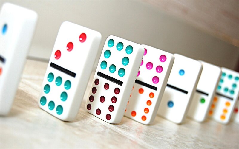 Colorful dominoes in a line