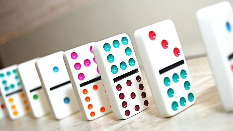 Colorful dominoes in a line