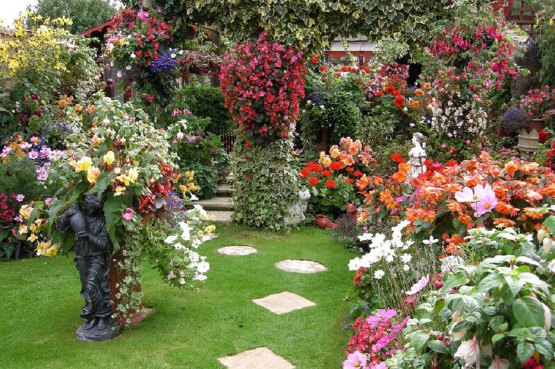 Colorful Garden with Statues — Green