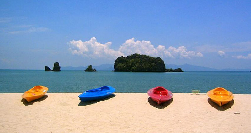 Colorful Kayaks on Beach — Blue