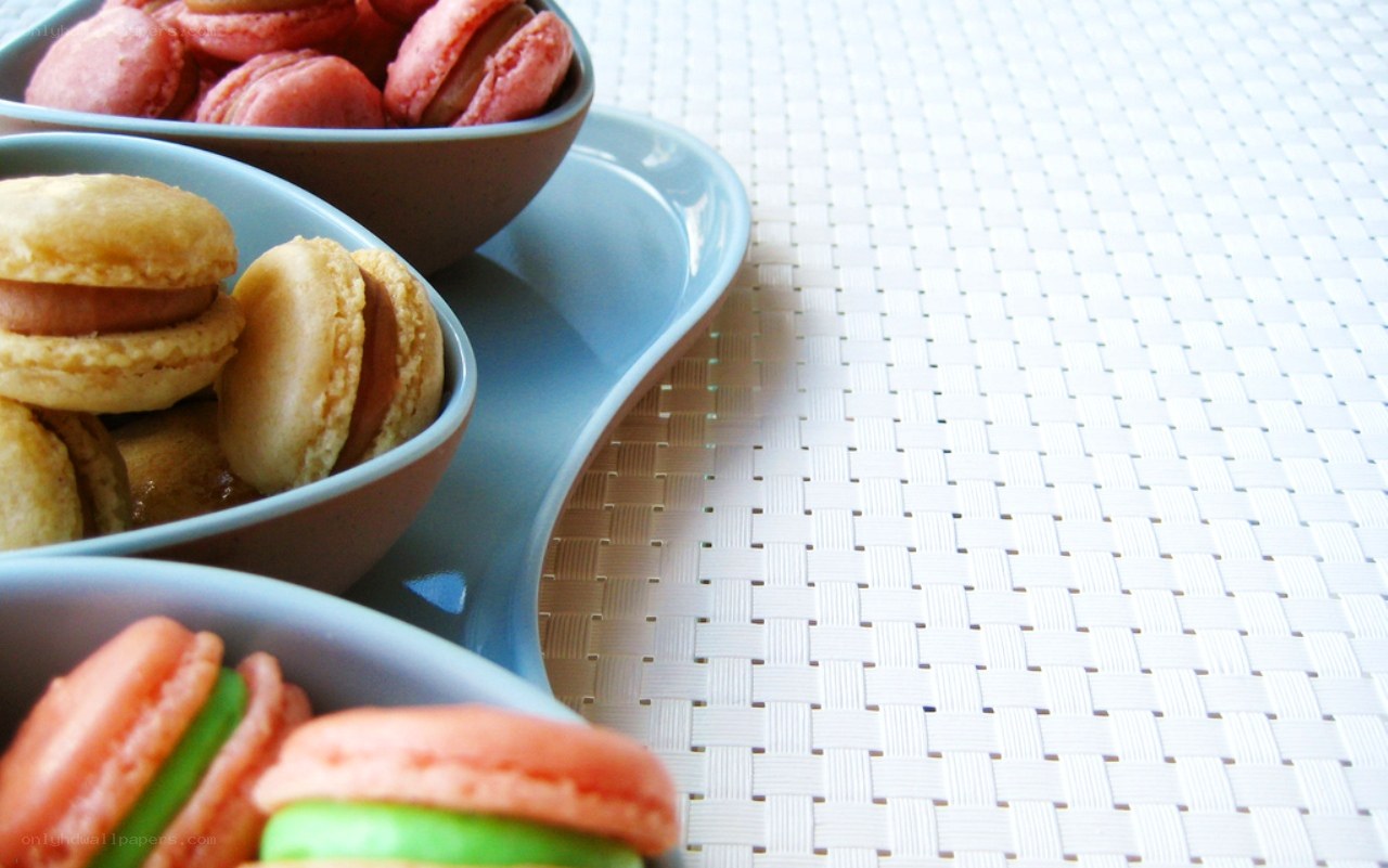 Colorful macarons in bowls