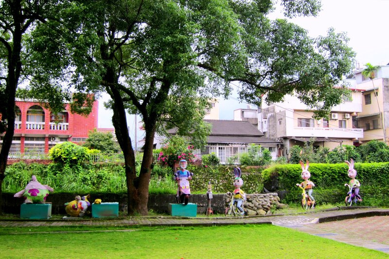 Colorful Statues in Park — Green