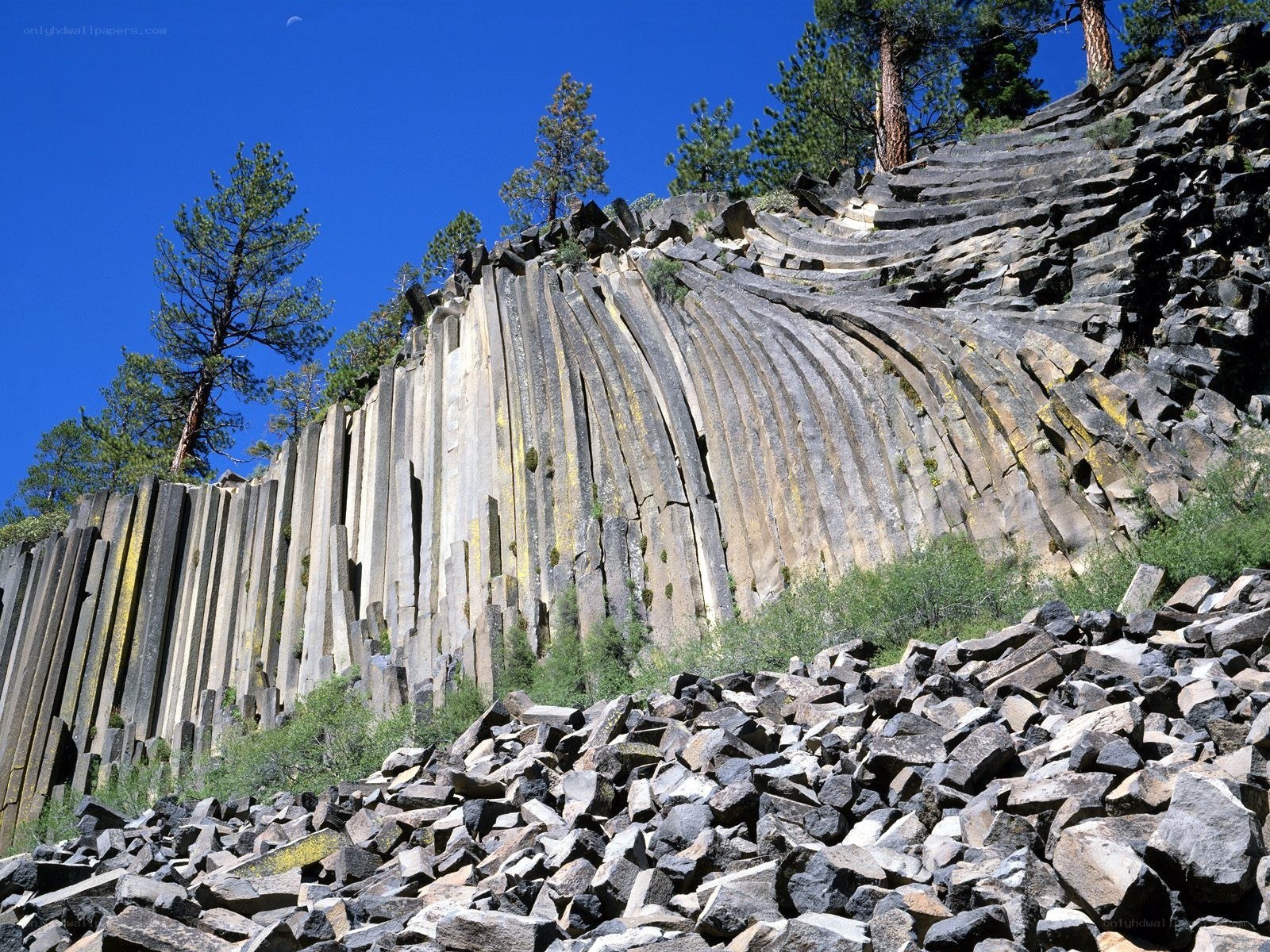 Columnar basalt formation