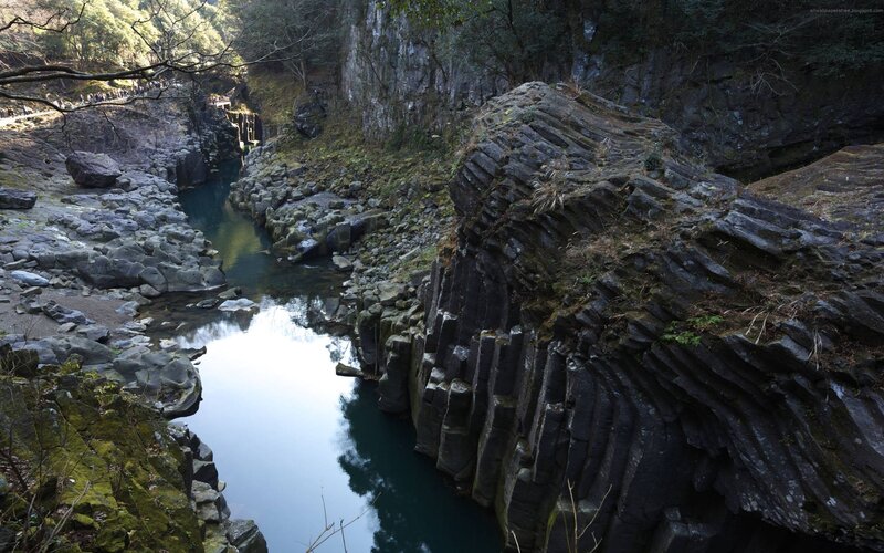 Columnar Basalt Formation — Green, Serene