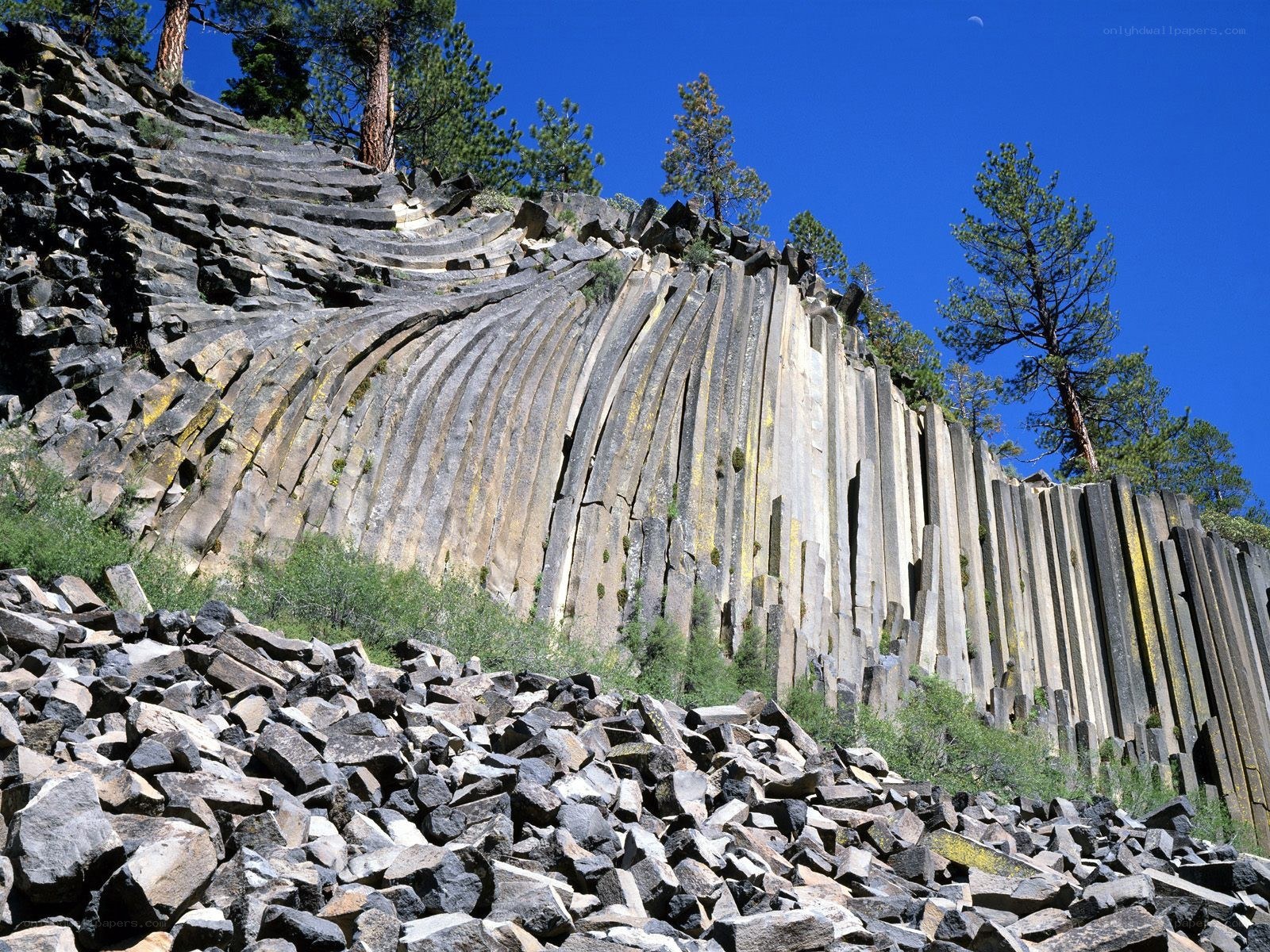 Columnar basalt formation