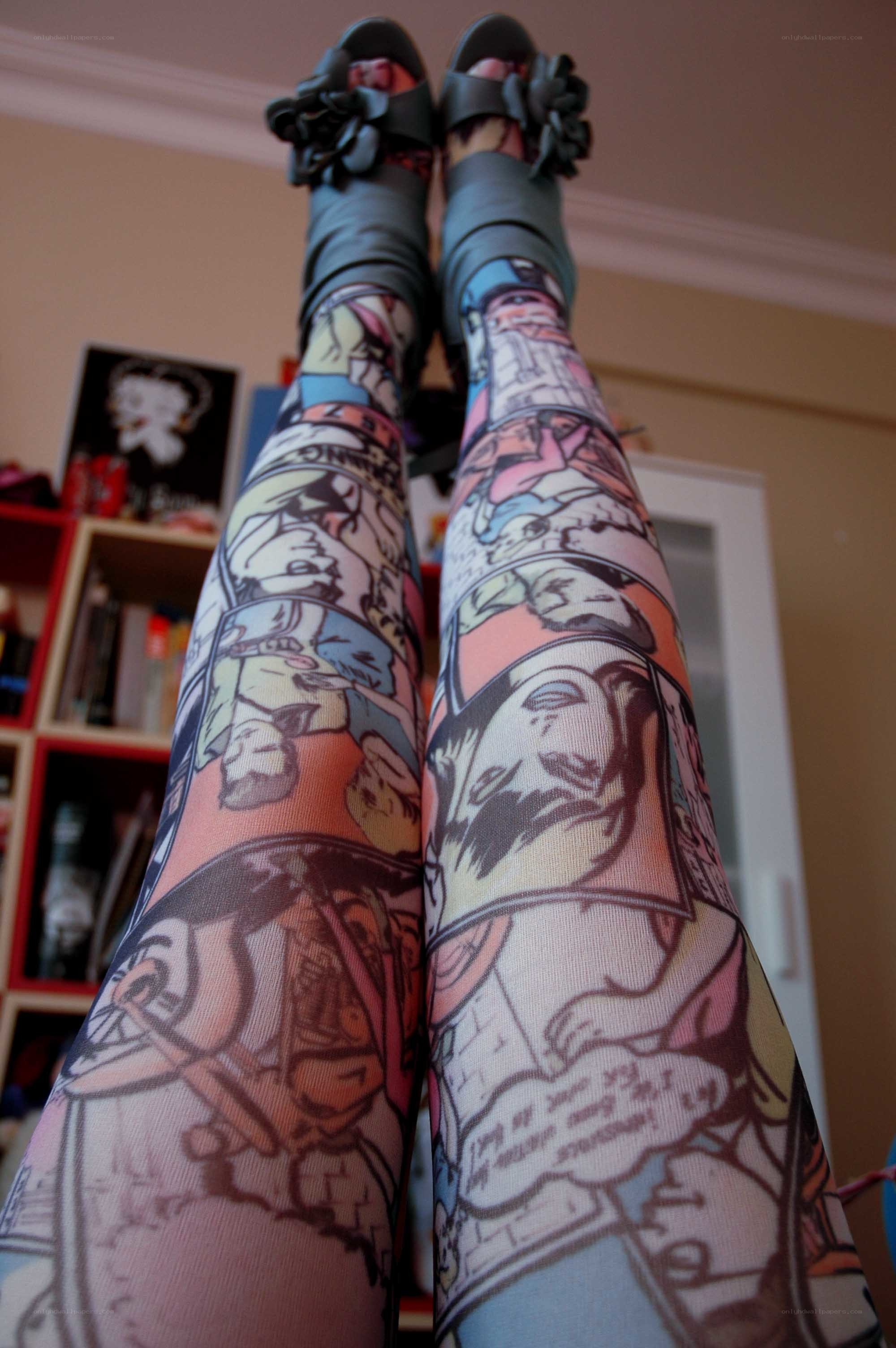 comics leggings and shoes