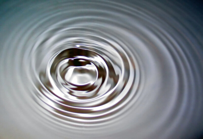 Concentric Water Ripples — Gray