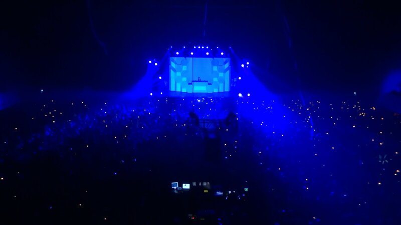 concert with blue lights