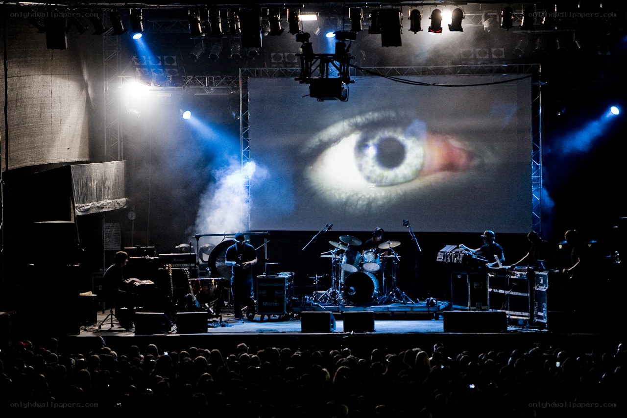 concert with eye projection