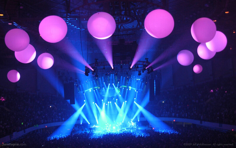 Concert with glowing spheres