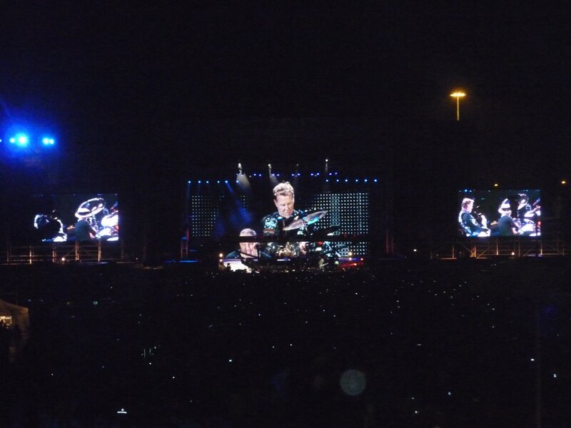concert with large screens