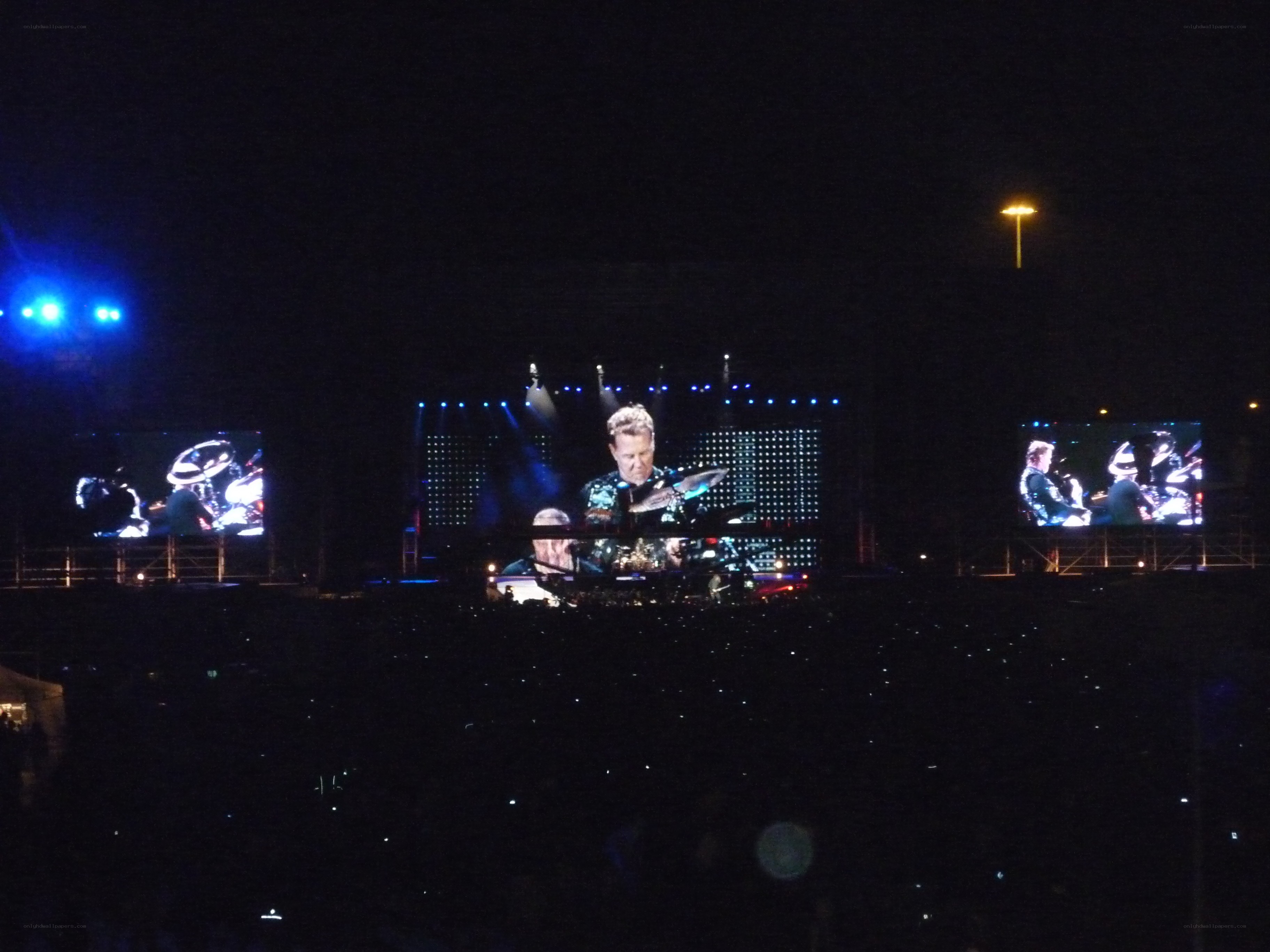 concert with large screens