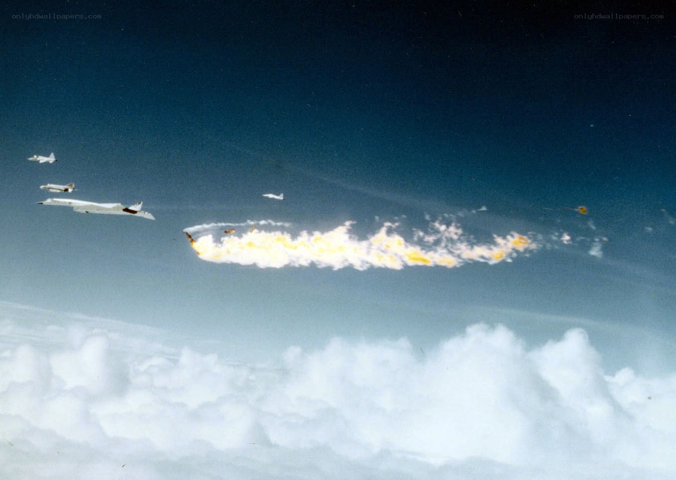 Concorde in flight with contrail