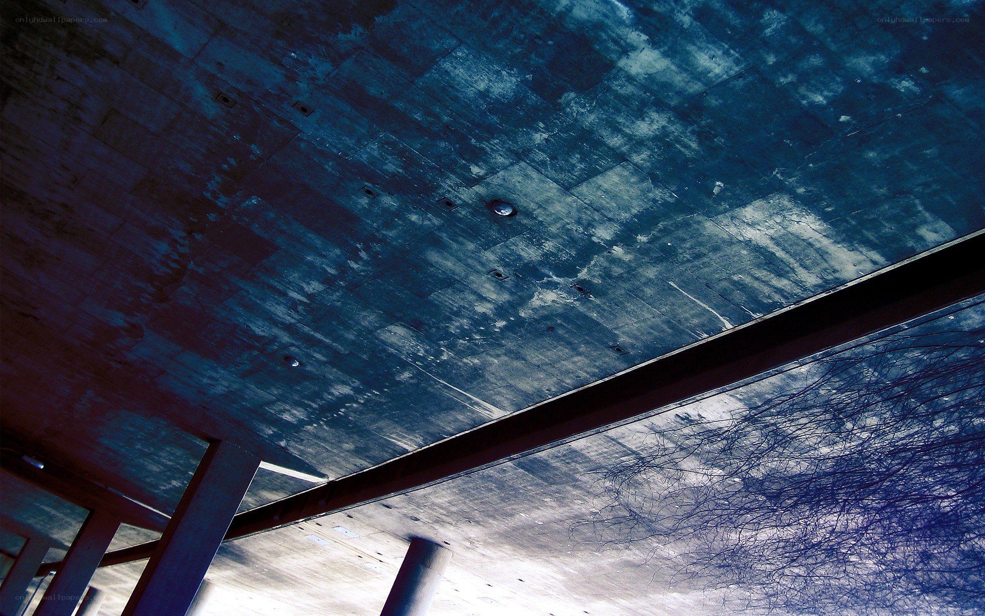 Concrete ceiling with structural beams