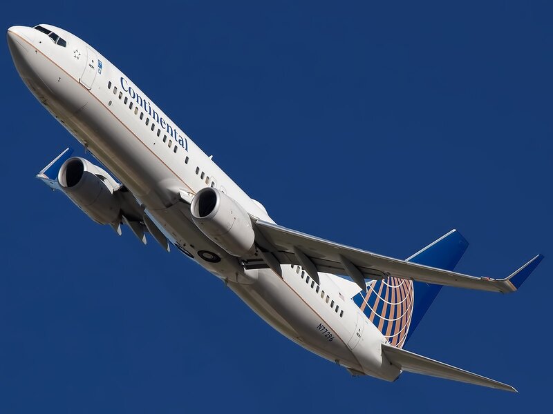 Continental Airlines Boeing 737 in flight