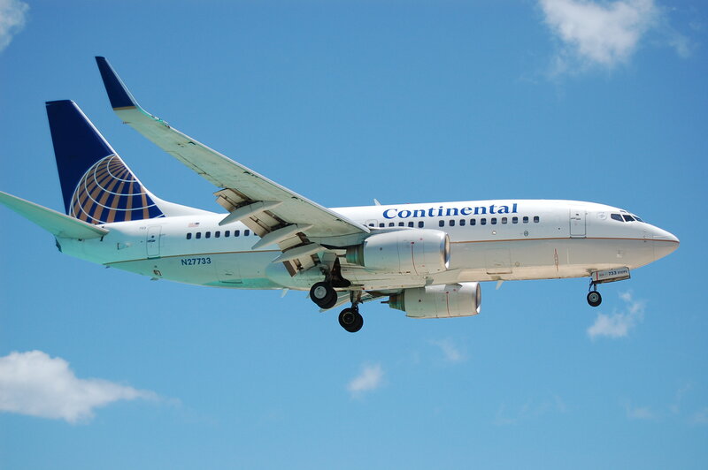 Continental Airlines Boeing 737 in flight