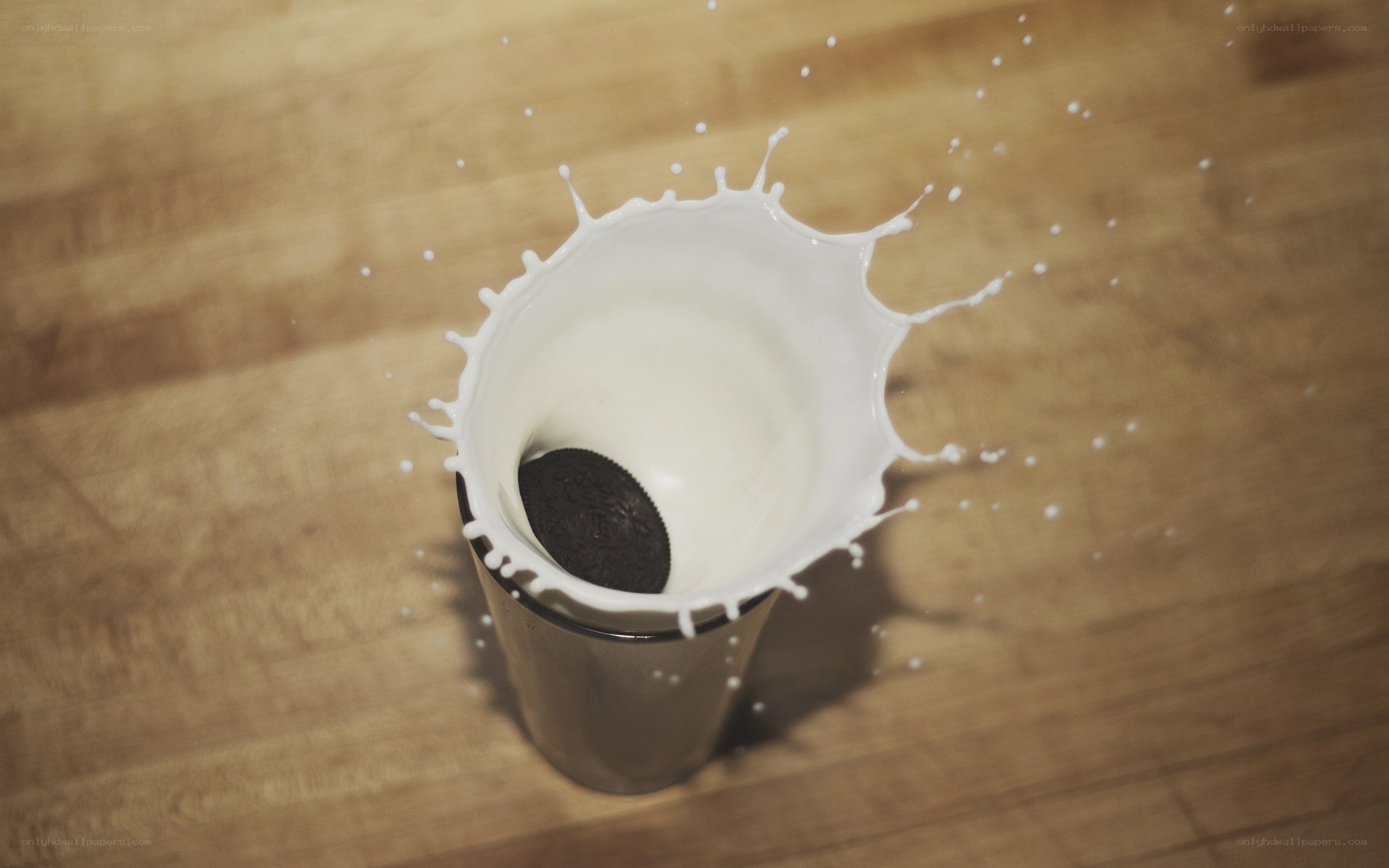 cookie splashing in milk