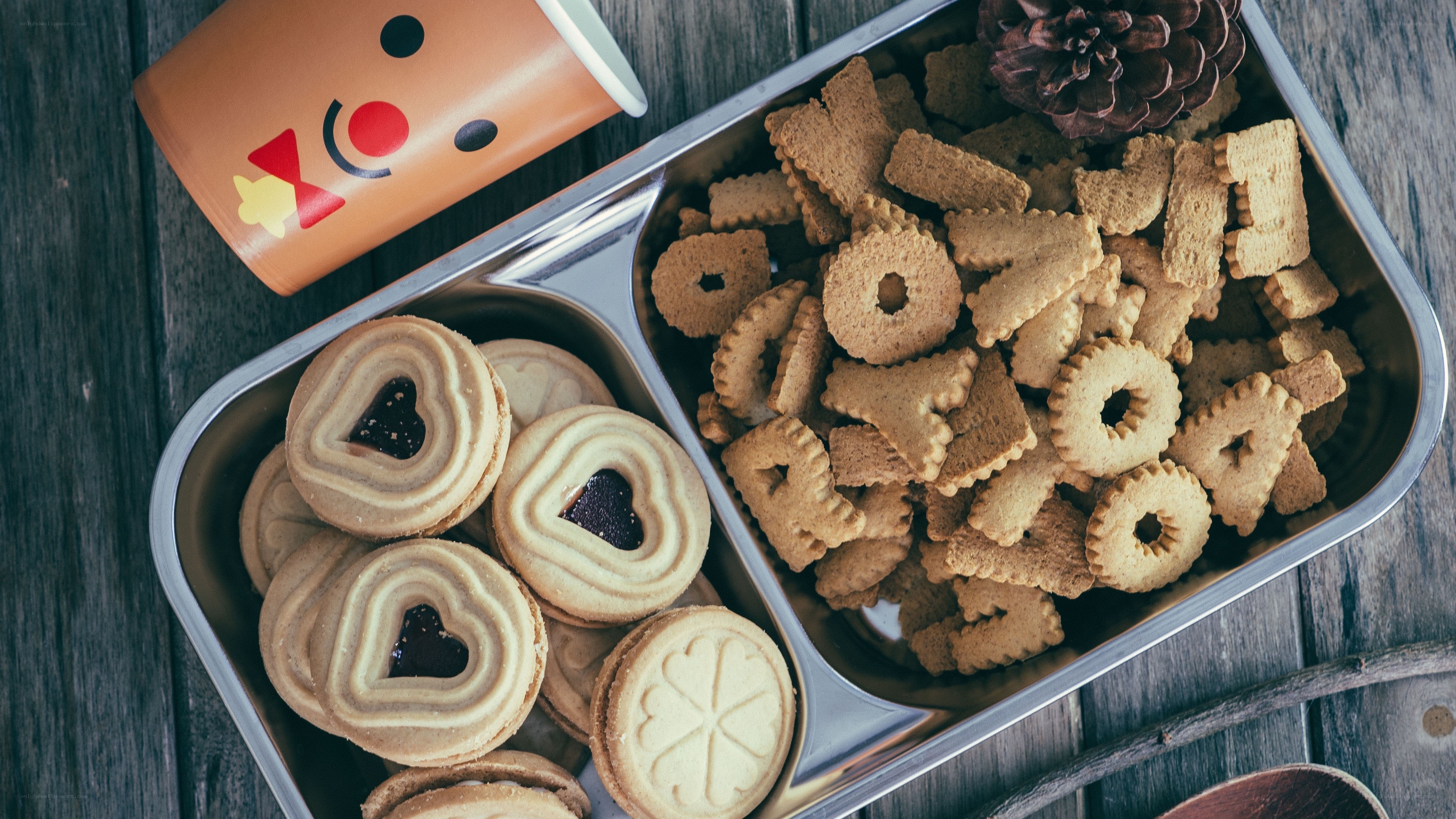 cookies in a lunchbox
