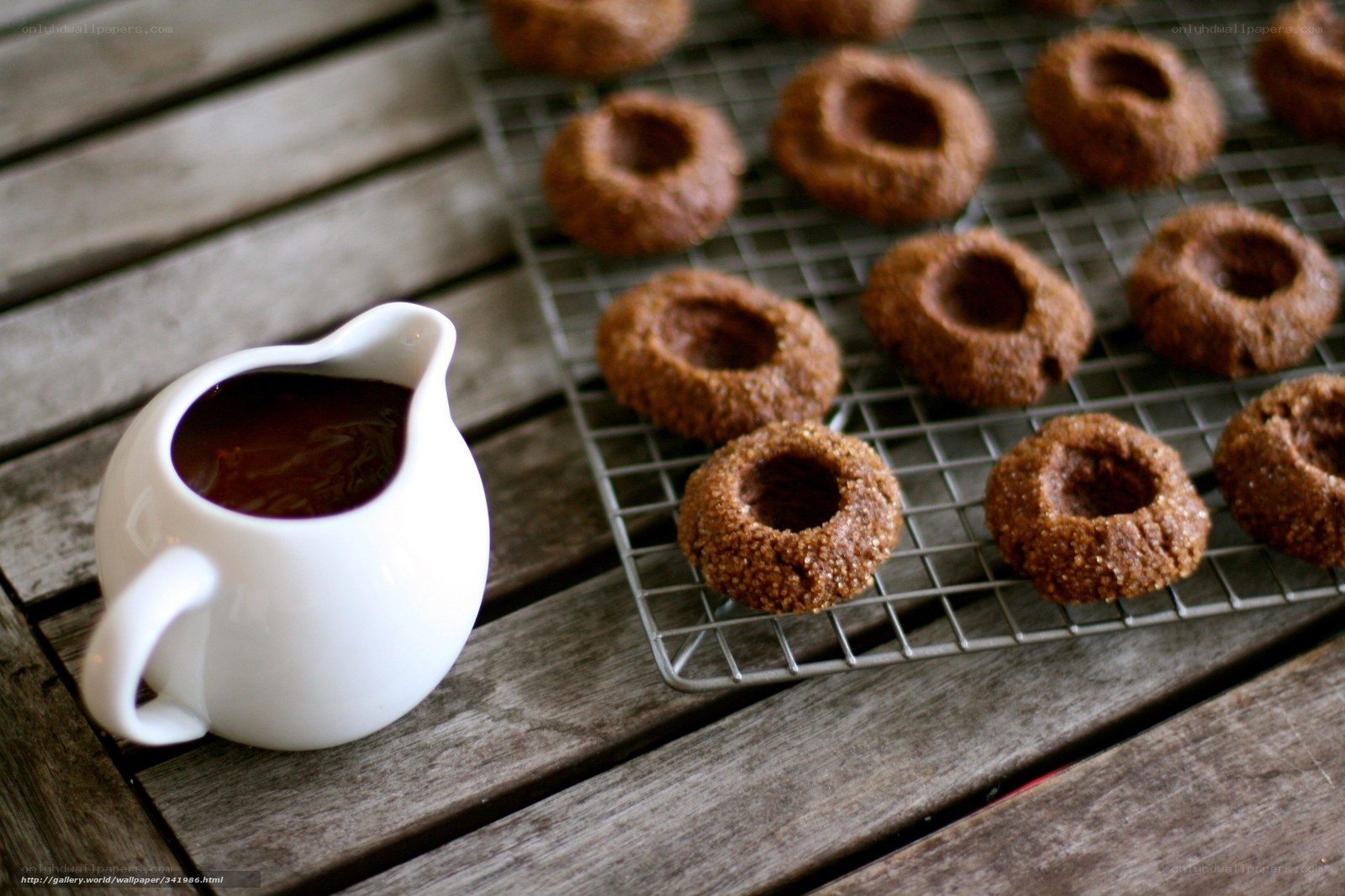 cookies with chocolate sauce