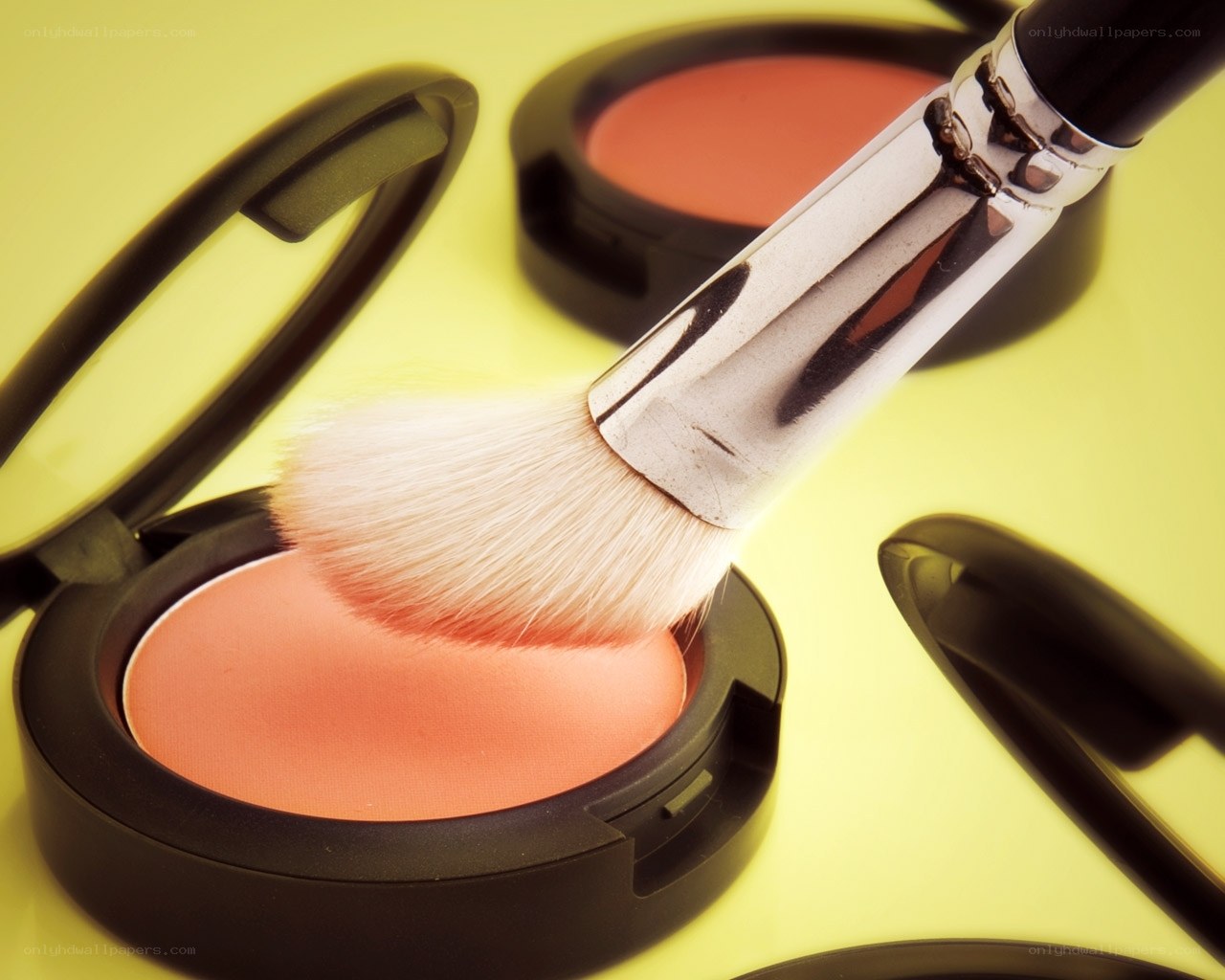 Cosmetic brush applying blush