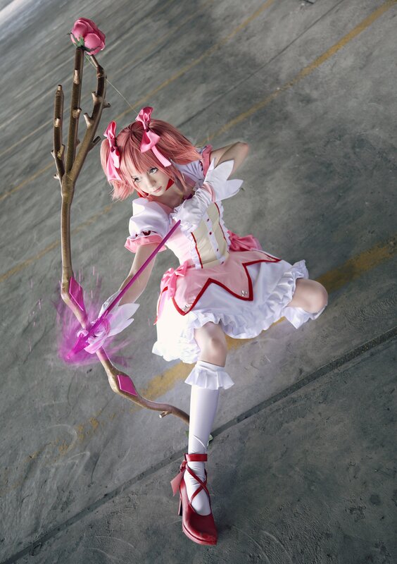 cosplay of pink-haired archer