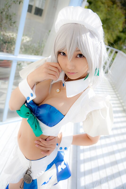 cosplay of white-haired character