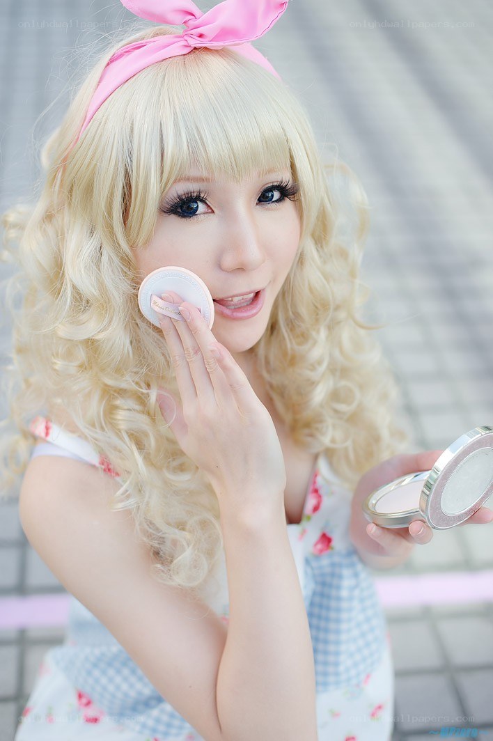 cosplayer applying makeup