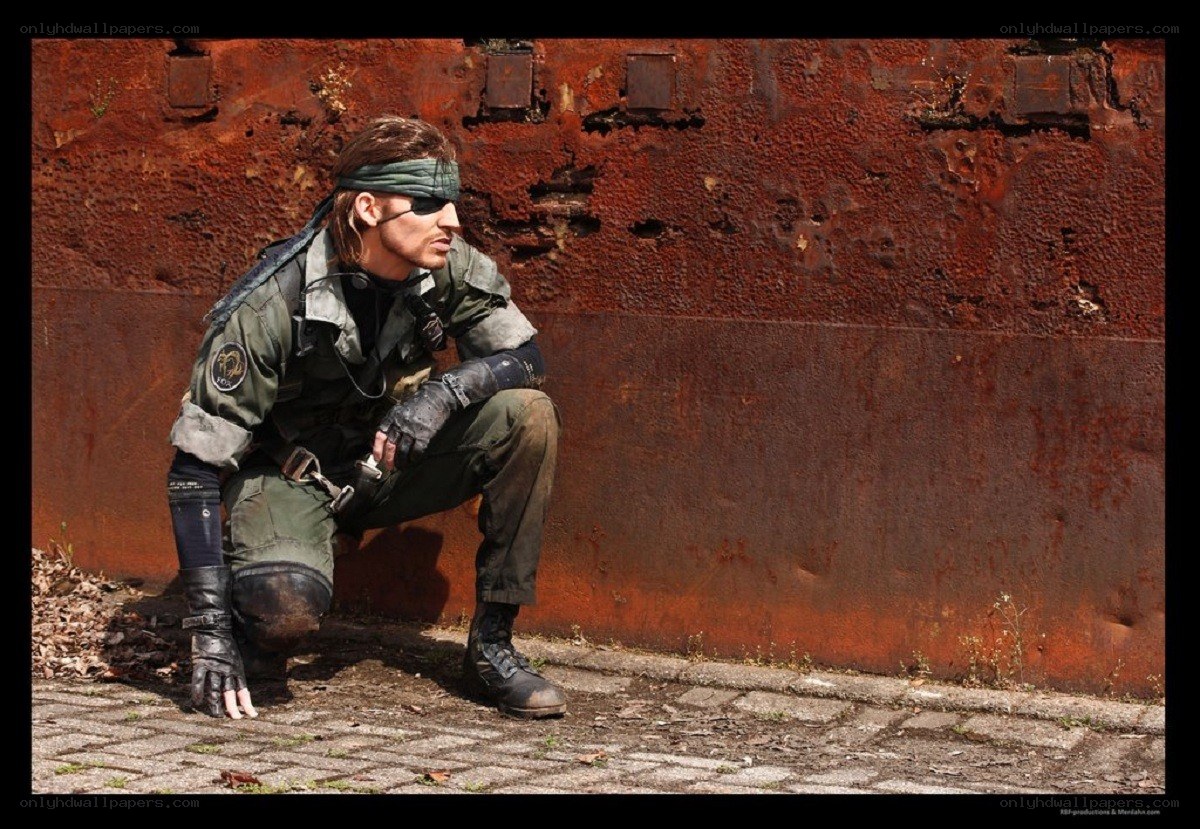 cosplayer as solid snake