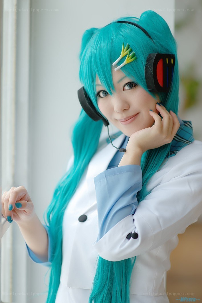 cosplayer as vocaloid character