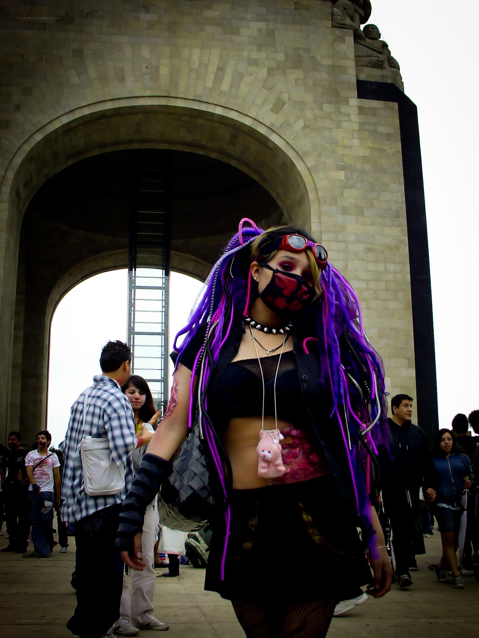 Cosplayer at monument arch