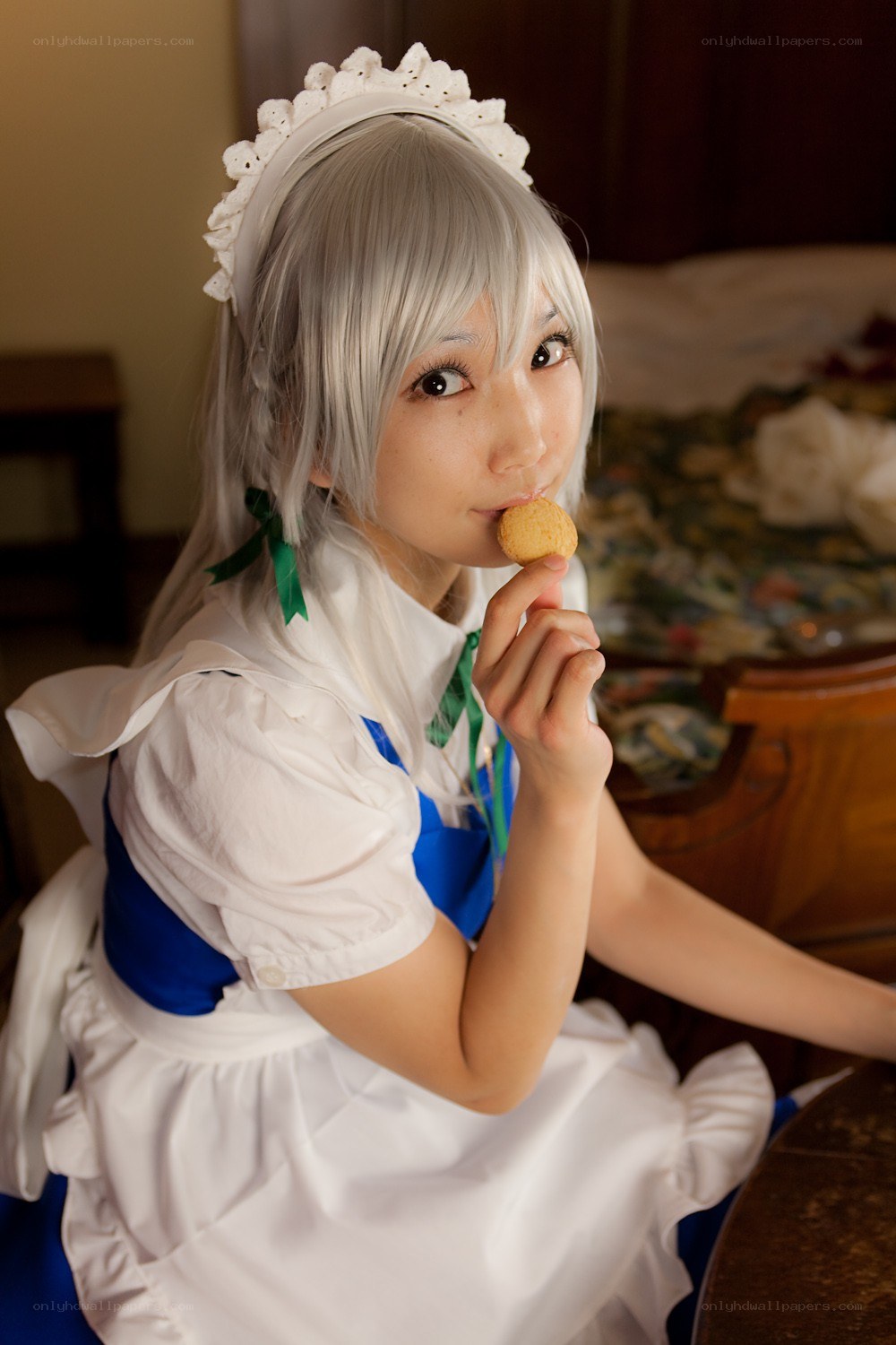 cosplayer eating a cookie