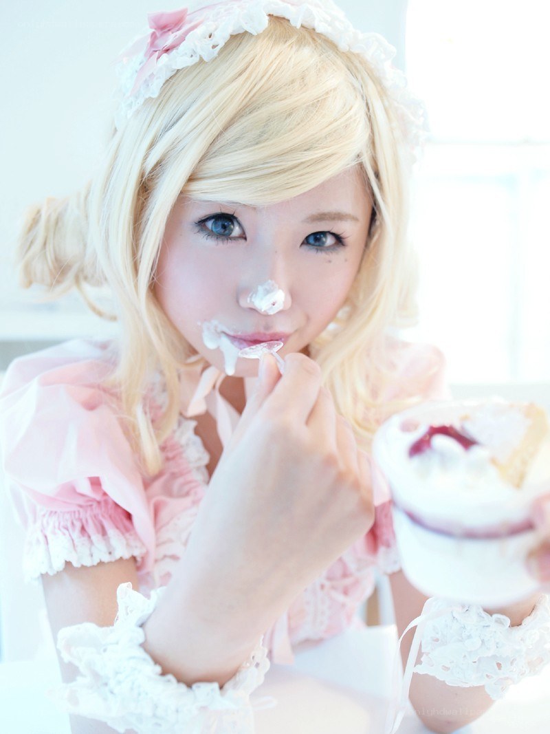 cosplayer eating dessert