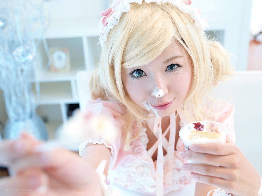 cosplayer eating dessert