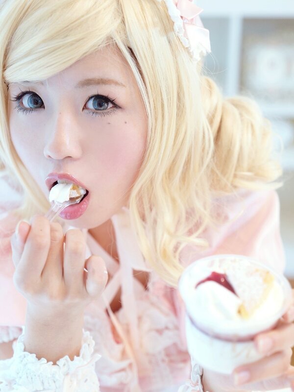 cosplayer eating dessert