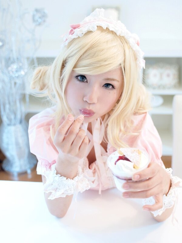 cosplayer eating dessert