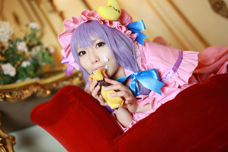 cosplayer eating pastry