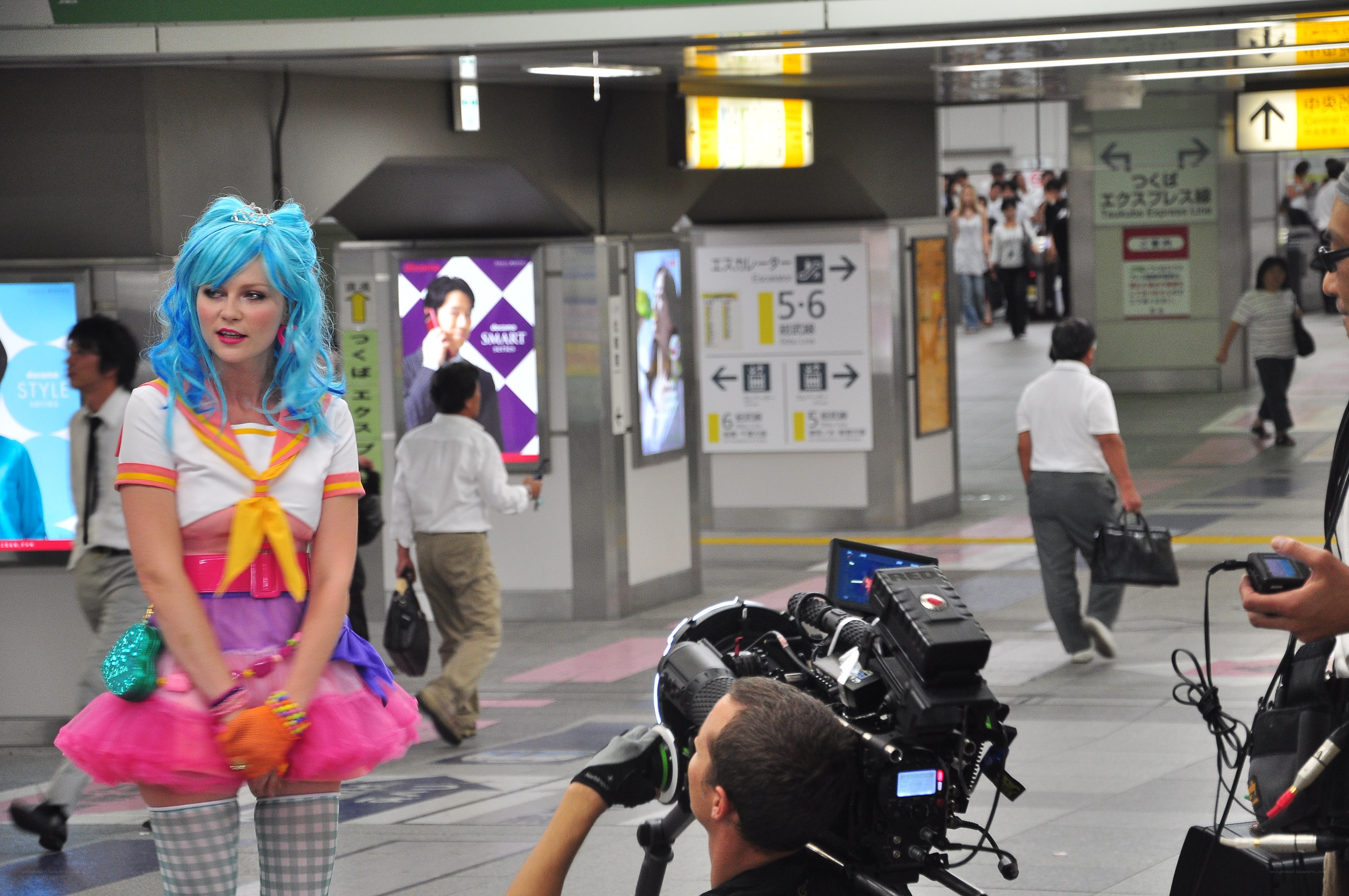 Cosplayer filmed in subway station