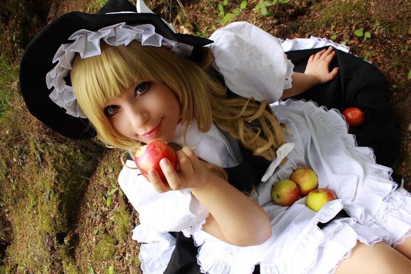 cosplayer holding an apple