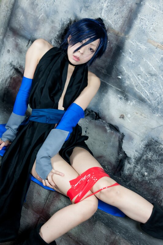 cosplayer in black and blue costume