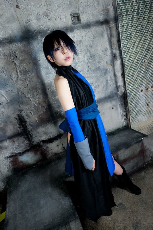 cosplayer in black and blue costume