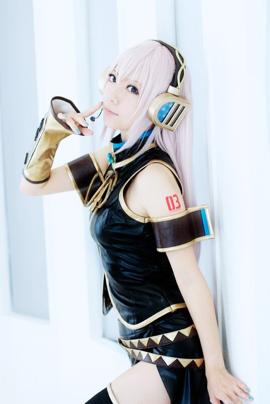 cosplayer in black and gold costume