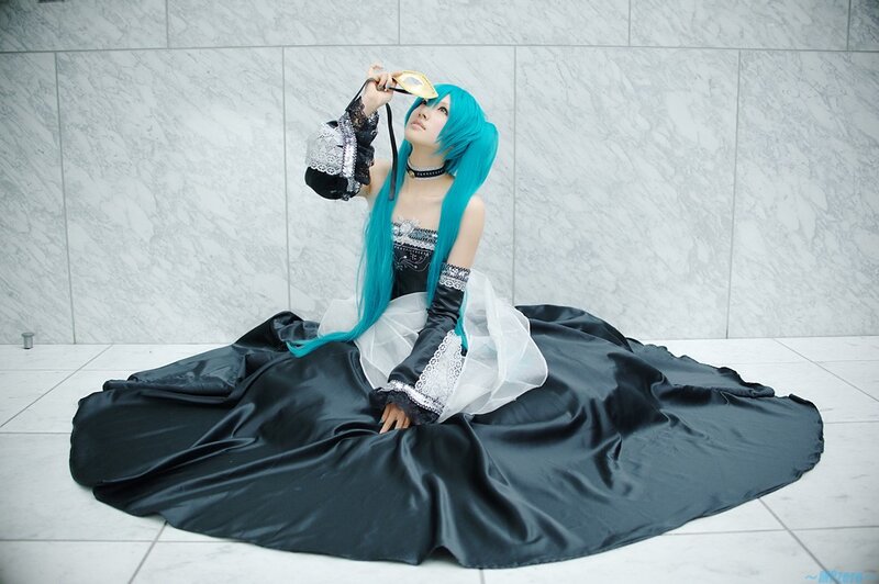cosplayer in black and white dress