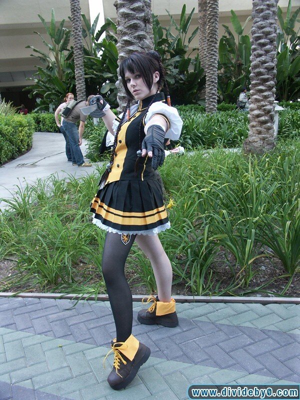 cosplayer in black and yellow outfit