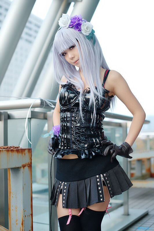 cosplayer in black corset outfit