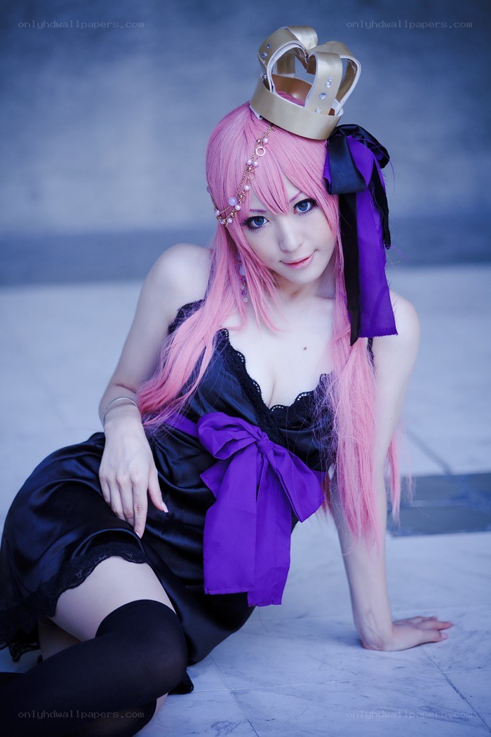 cosplayer in black dress