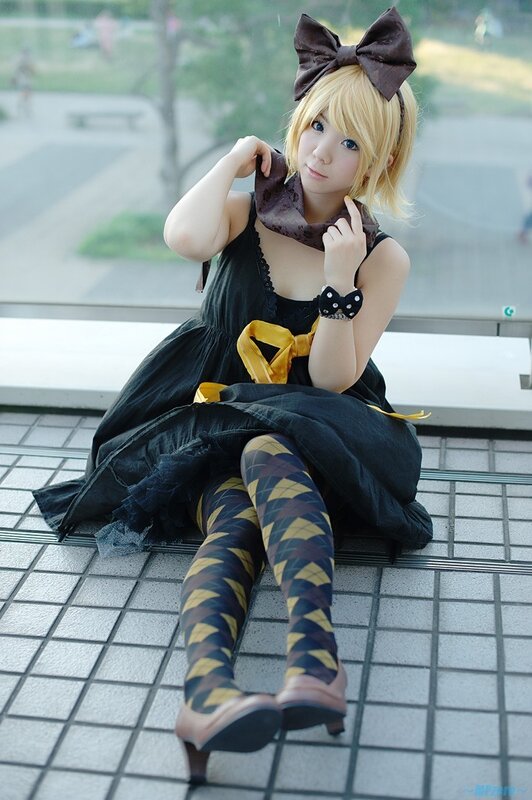 cosplayer in black dress