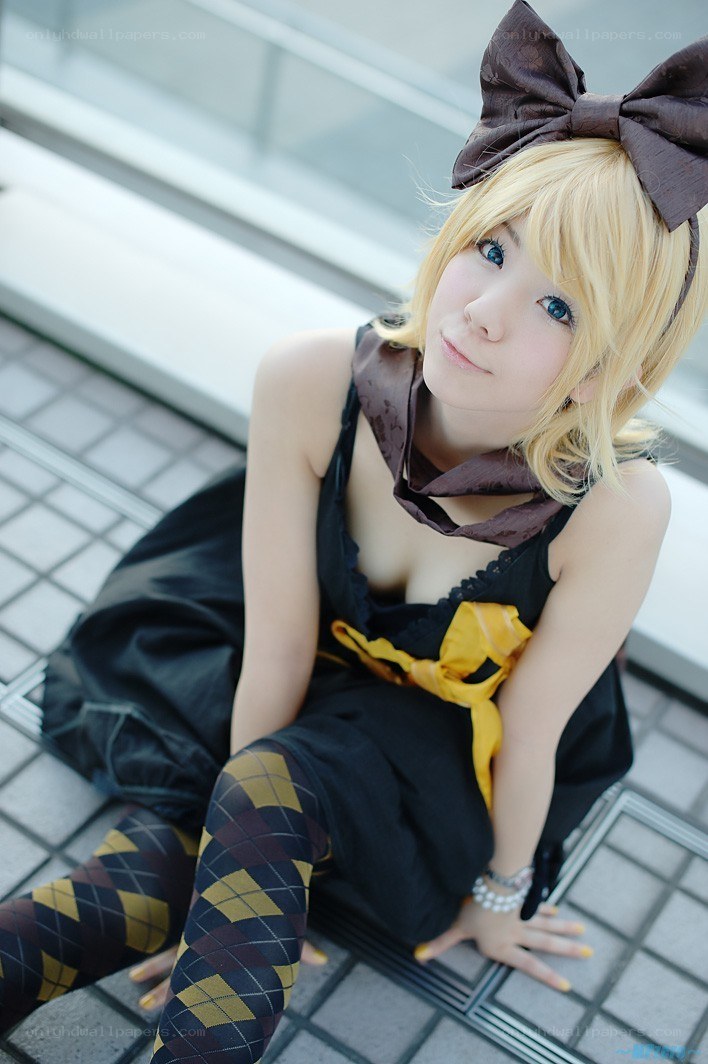 cosplayer in black dress with bow