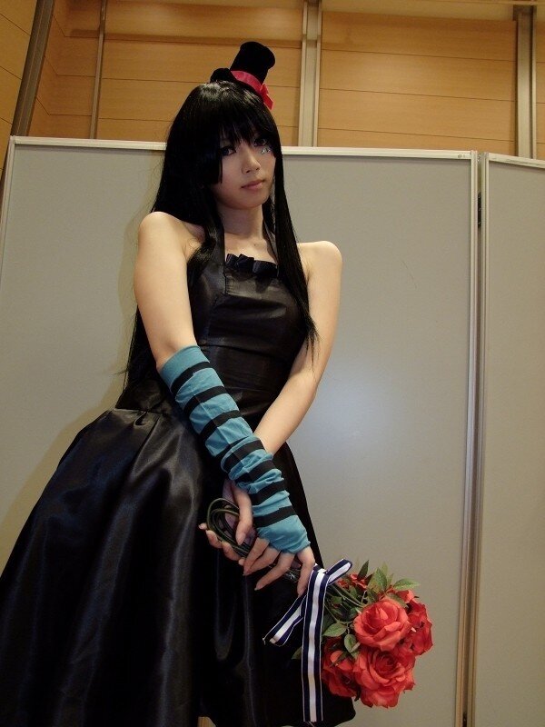 cosplayer in black dress with roses