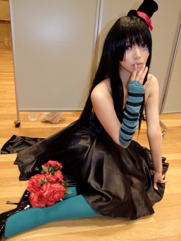 cosplayer in black dress with roses